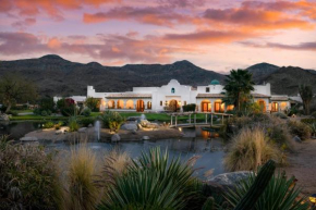 The Pond Estate by AvantStay Maximalist Designer Compound w 2 Casitas Indoor Outdoor Pools Tennis Court Gorgeous Mountain Views 12k sqft
